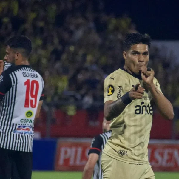Peñarol empató de atrás y desde el banco, con su goleador Matías Arezo 2-2 con Miramar en Durazno y rescató un punto que lo podría complicar en la tabla.