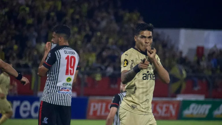 Peñarol empató de atrás y desde el banco, con su goleador Matías Arezo 2-2 con Miramar en Durazno y rescató un punto que lo podría complicar en la tabla.