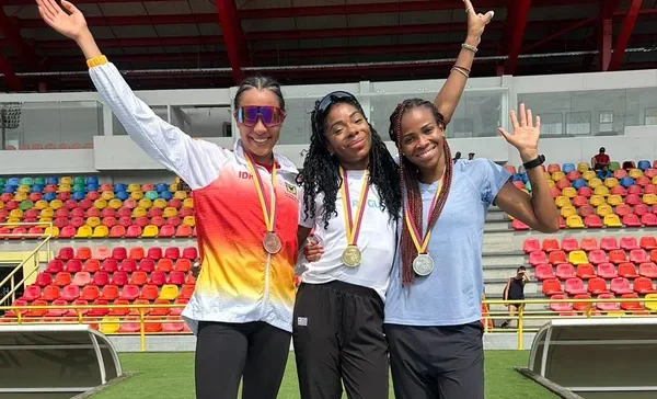 La Atleta mimada por el finado ex presidente Mujica, Déborah Rodríguez en lo mas alto del podio, en la primera Copa Sudamericana de Medio Fondo y Fondo fue medalla de oro !!!