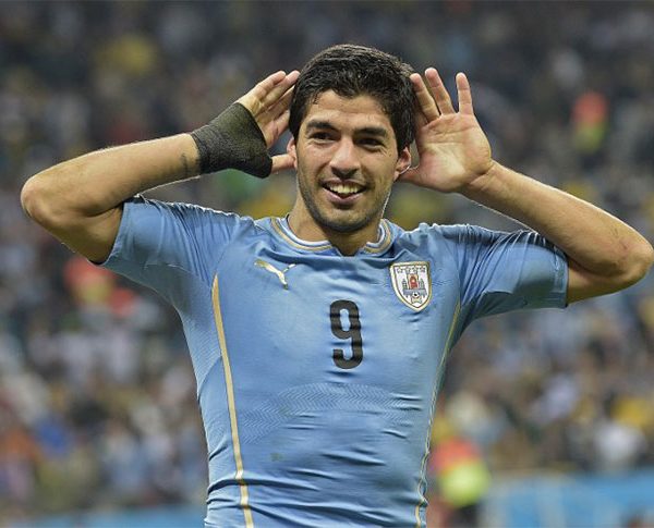 VIEJO Y PELUDO… GOLEADOR DE NO ACABAR. Si señores futboleros el histórico viejo, sin rodilla, gordo como algunos dolidos lo llaman Luis Suárez, El Lucho, INAGOTABLE !!!