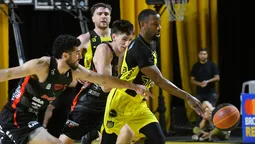 🏀💛🖤 Peñarol de punta a punta, Peñarol 99-82 Aguada: el Carbonero ganó con contundencia la primera final, con Hogan como figura relevante