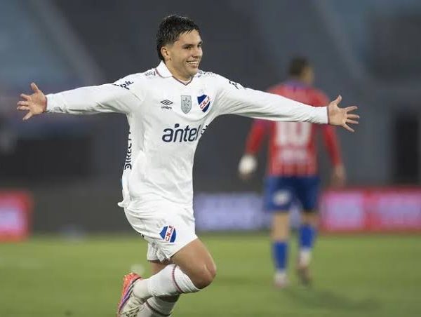 ⚽NACIONAL SUFRIENDO CON UN CENTRAL ESPAÑOL ATACANDO, PONIENDO AL BOLSO EN SU ÁREA EN EL FINAL