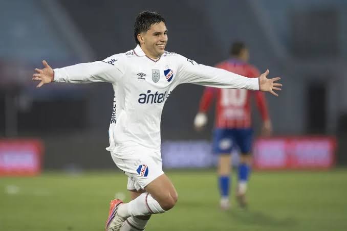 ⚽NACIONAL SUFRIENDO CON UN CENTRAL ESPAÑOL ATACANDO, PONIENDO AL BOLSO EN SU ÁREA EN EL FINAL